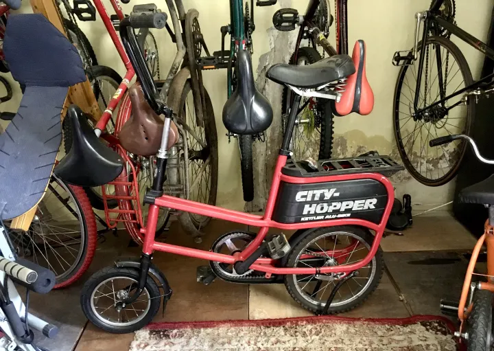 Ezt az érdekes városi biciklit Svájcból szerezte – ennek hátsó kereke is mindössze csak 18 hüvelyk átmérőjű – Fotó: Pacsó Norbert 