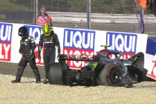 A Mercedesek a gumifalban, Verstappen az élen zárta az Osztrák Nagydíj kétszer is megszakított időmérőjét