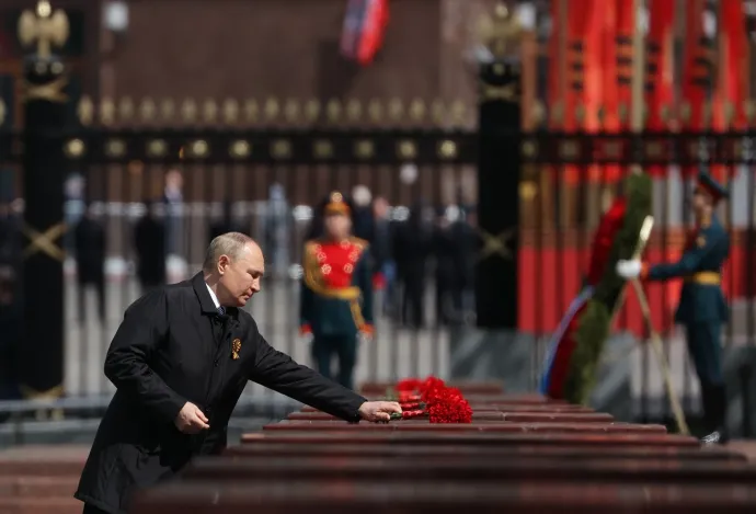 Vlagyimir Putyin orosz elnök részt vesz a náci Németország felett aratott győzelem 77. évfordulóján tartott koszorúzáson az ismeretlen katona sírjánál, Moszkva központjában – Fotó: Anton Novoderezhkin / Sputnik / AFP