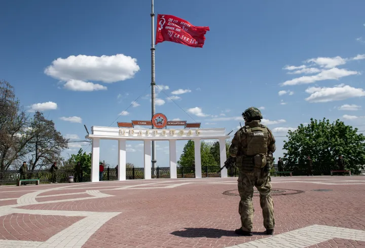 Az második világháborús orosz győzelem zászlaja lobog a szélben a főtér felett az oroszok által elfoglalt Melitopolban, Ukrajnában – Fotó: Konstantin Mihalchevskiy / Sputnik / AFP