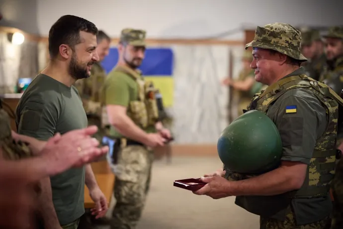Volodimir Zelenszkij ukrán elnök látogatása a fronton harcoló katonáknál július 8-án – Fotó: Ukrán elnöki hivatal