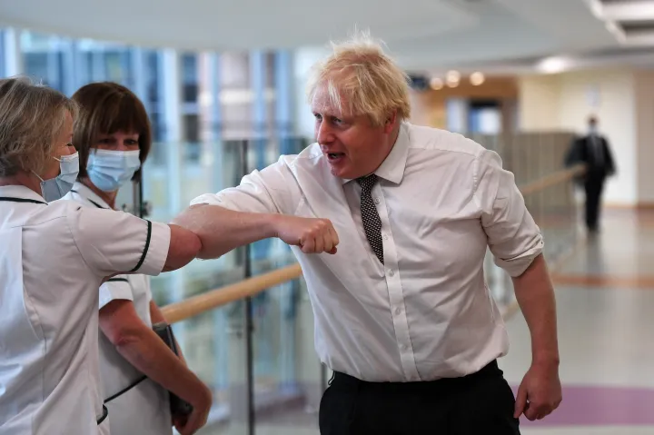 Boris Johnson maszk nélkül köszönti a Hexhami Kórház dolgozóit – Fotó: Peter Summers / Pool / AFP