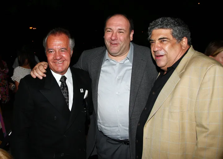 A Maffiózók sztárjai 2009-ben, balról jobbra: Tony Sirico, James Gandolfini, Vincent Pastore – Fotó: Andrew H. Walker / AFP