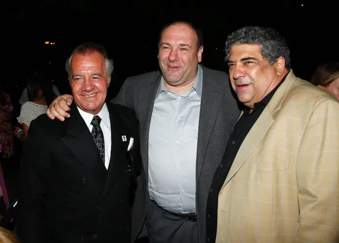 A Maffiózók sztárjai 2009-ben, balról jobbra: Tony Sirico, James Gandolfini, Vincent Pastore – Fotó: Andrew H. Walker / AFP