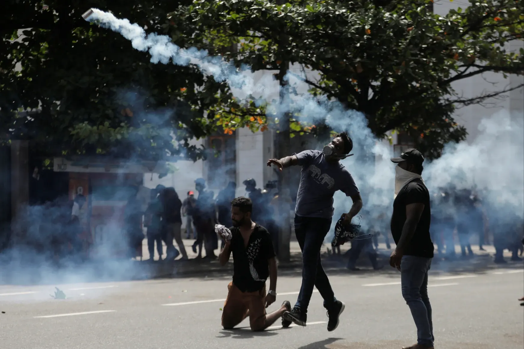 Lángokban a Srí Lanka-i kormányfői rezidencia, az elnök és a kormányfő is bejelentette lemondási szándékát