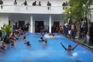 Az elnöki medencében pancsolnak a Srí Lanka-i tüntetők