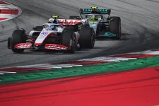 F1: Verstappen nyert, Hamilton megszenvedett Schumacherrel az osztrák sprintfutamon