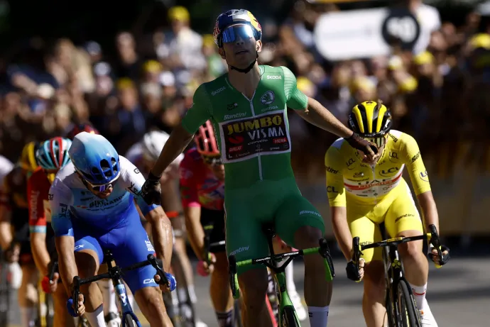 A zöld trikós Wout van Aert idei második szakaszát nyerte a Tour de France-on – Fotó: Christian Hartmann / Reuters