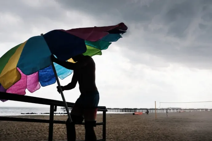 Felemás strandidő: alacsonyan röpködhetnek a napernyők