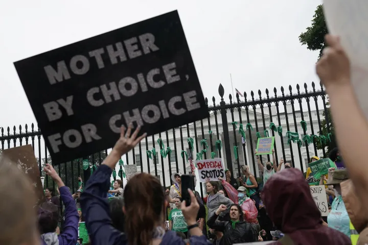 Elégedetlenek Joe Biden kiállásával az abortuszdöntést érintő jog korlátozásával kapcsolatban tüntetők Fotó: Joshua Roberts / REUTERS