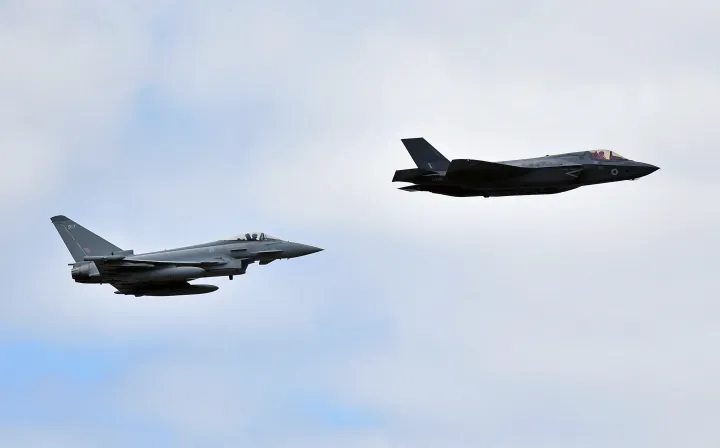 Az RAF egyik F-35-öse (jobb oldalt) és Typhoonja egy 2018-as légi bemutatón – Fotó: Ben Stansall / AFP