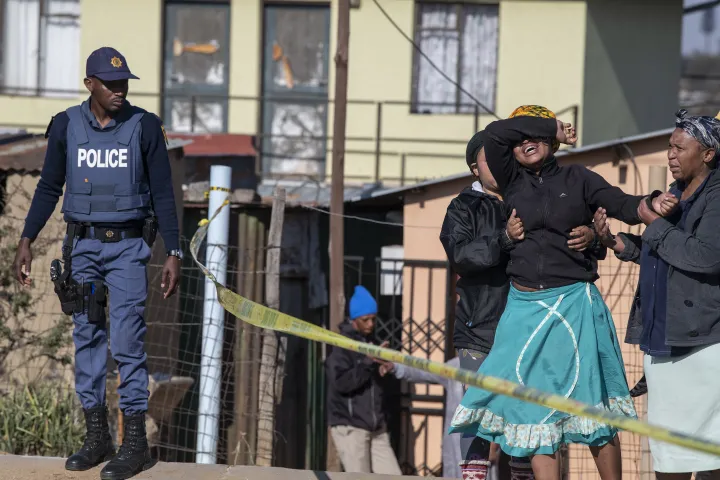 Az egyik áldozat hozzátartozója a sowetói bár közelében, ahol 15 embert lelőttek – Fotó: Ihsaan Haffejee / AFP 