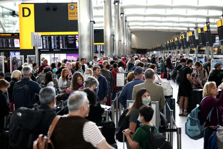Tömeg a londoni Heathrow repülőtéren 2022. június 27-én – Fotó: Henry Nicholls / Reuters
