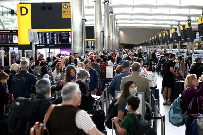 Tömeg a londoni Heathrow repülőtéren 2022. június 27-én – Fotó: Henry Nicholls / Reuters