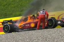 Lángoló Ferrarit kellett menteni az Osztrák GP-n, Leclerc háromszor előzte meg Verstappent a győzelemért