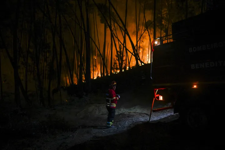 Tűzoltó egy erdőtűznél Casais de Vento közelében – Fotó: Patricia De Melo Moreira / AFP