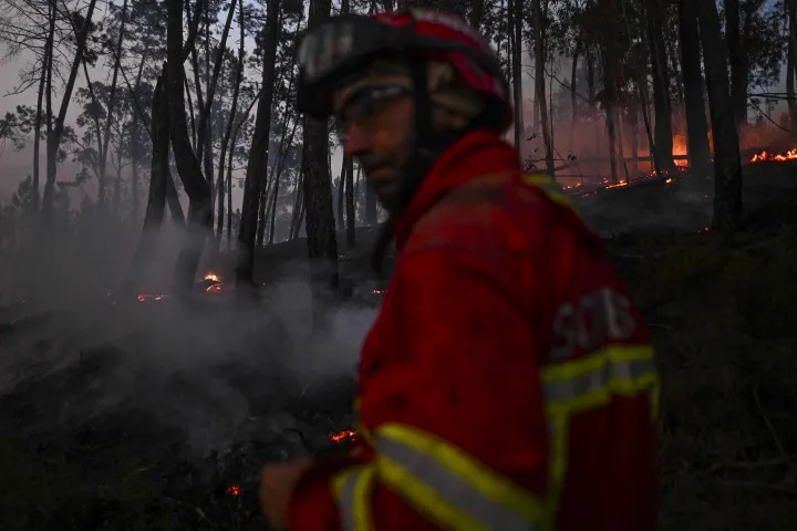 Lángok és parázs a Casais de Vento melleti bevetésen – Fotó: Patricia De Melo Moreira / AFP
