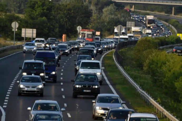 Hűvösebb az idő, így dugó helyett csak lassú a haladás az M7-esen Budapest felé