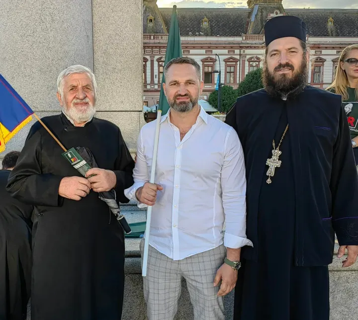 Mihai Lasca (középen) és támogatói – Fotó: PPPR Facebook-oldal
