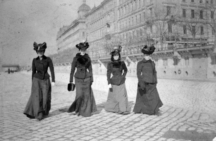 Visy lányok a pesti alsó rakparton a Vigadó térnél (1902) – Fortepan / Lakatos Mária