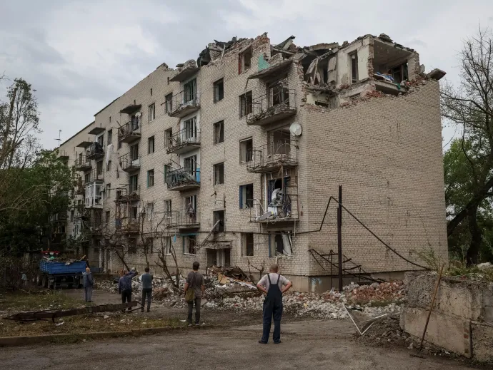 Az orosz légicsapás által megrongált lakóház a Donyeck megyei Csasziv Jar városában 2022. július 11-én – Fotó: Gleb Garanich / Reuters