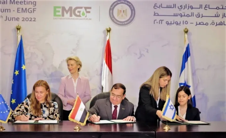 Tarek El-Molla egyiptomi kőolaj- és ásványkincsügyi miniszter, Karine Elharrar izraeli energiaügyi miniszter és Kadri Simson, az EU energiaügyi biztosa megállapodást ír alá az egyiptomi Kairóban 2022. június 15-én. A megállapodást Egyiptom, Izrael és az Európai Unió írta alá, hogy növeljék a cseppfolyósított földgáz értékesítését Európába – Fotó: Egypt Ministry of Petroleum / Anadolu Agency / Getty Images