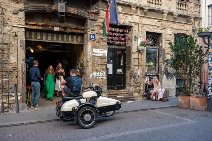 Nem erről volt szó: az üvöltöző részeg hordák visszatértek a bulinegyedbe