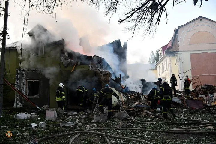 Lebombázott épület Mikolajivban – Fotó: State Emergency Service Of Ukraine