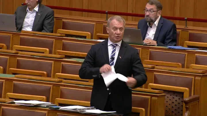 A DK-s Varju László a vita közben összetépi a törvényjavaslatot – Forrás: parlament.hu