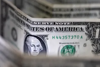 A történelmi paritás közelében táncol az euró és a dollár. Miért erősödik így az amerikai fizetőeszköz?