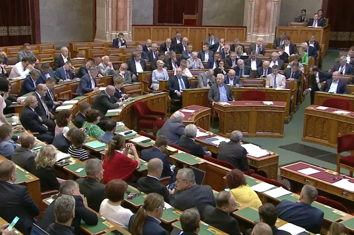 Pár órás vita után a parlament meg is szavazta az új katatörvényt