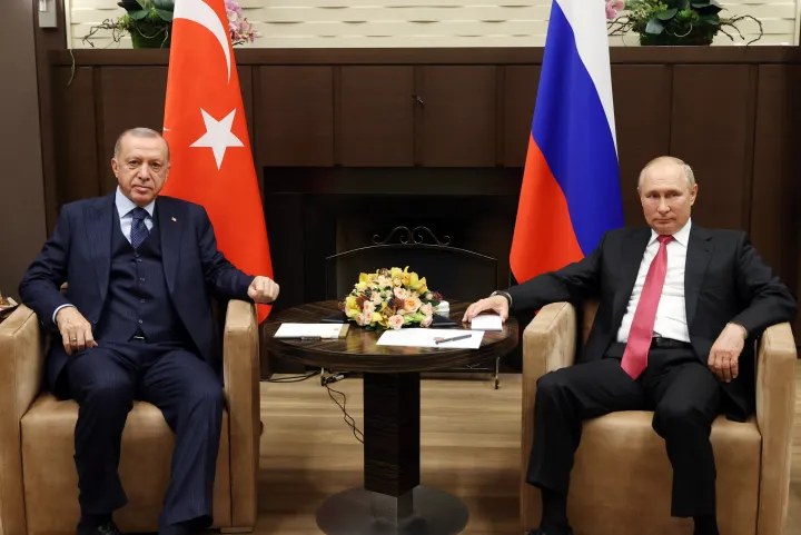 Vlagyimir Putyin Recep Tayin Erdoğannal találkozik Szocsiban 2021. szeptember 29-én – Fotó: Mustafa Kamaci / AFP