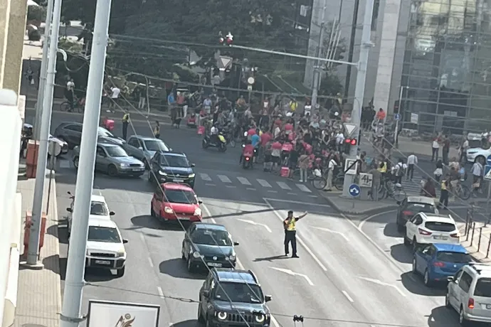 Vidéken is tünetnek a katatörvény ellen, Debrecenben lezártak egy kereszteződést a tüntetők