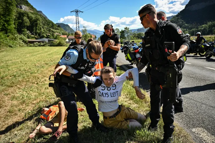 Klímaaktivista tüntetők szakították meg a Tour de France keddi szakaszát