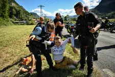 Klímaaktivista tüntetők szakították meg a Tour de France keddi szakaszát