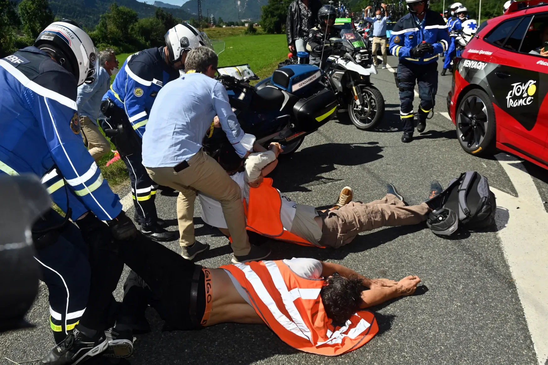Klímaaktivista tüntetők szakították meg a Tour de France keddi szakaszát