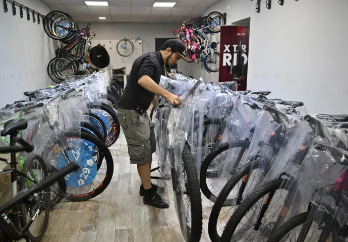 Volodimir Pozolotin kerékpárokat rendezget kramatorszki boltjában, 2022. július 2-án – Fotó: Genya Savilov / AFP