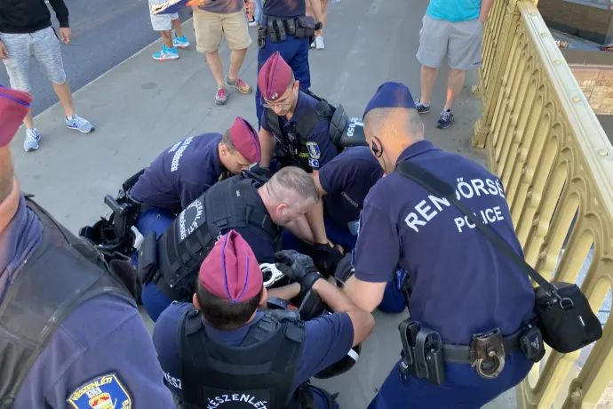 Leköpte a rendőrautót, bevitték az őrsre, majd visszament a Margit hídra, és rátámadt a rendőrökre