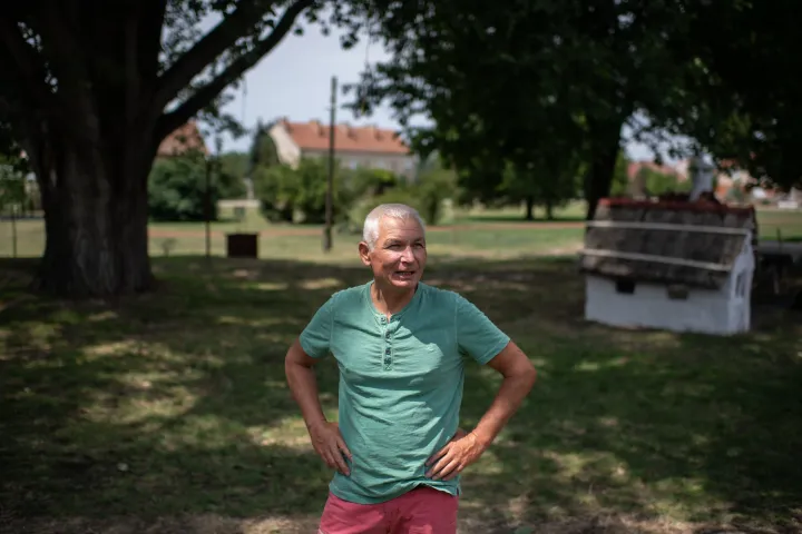 Kémeri Attila és Feketéné Bárkányi Ilona, a kiállítás szervezői – Fotó: Bődey János / Telex
