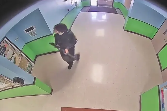 Texasi iskolai lövöldözés: videón látszik, hogy mennyire döbbenetesen lassan reagáltak a rendőrök