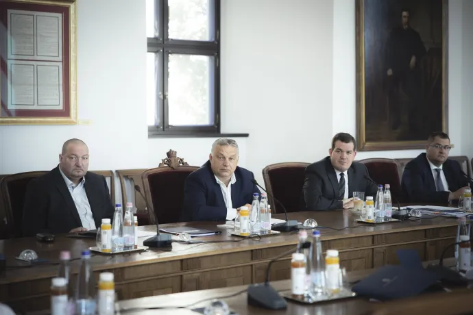 A Miniszterelnöki Sajtóiroda által közreadott képen Orbán Viktor miniszterelnök a Karmelita kolostorban kormánykabinet az európai energiaellátási problémák miatt összehívott találkozóján – Fotó: Fischer Zoltán / Miniszterelnöki Sajtóiroda / MTI