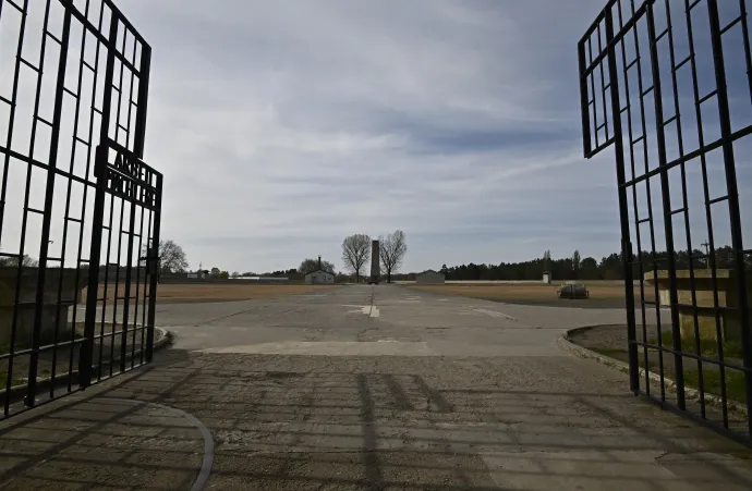 Az egykori sachsenhauseni náci koncentrációs tábor bejárata – Fotó: Tobias Schwarz / AFP