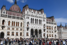 Adót máshol is emelnek, de nem úgy, ahogy a kormány a katához nyúlt