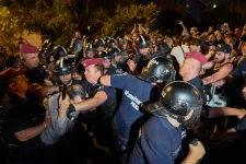 Rohamsisakos rendőrök álltak sorfalat a tüntető tömeg előtt Orbán Viktor hivatalánál