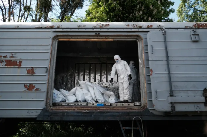 Orosz katonák holttestei egy hűtővagonban Kijev mellett – Fotó: Hiroto Sekiguchi / Yomiuri / AFP