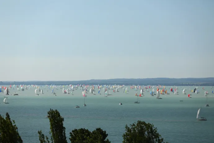 Elsüllyedt egy hajó a Kékszalagon, Balatonalmádi előtt