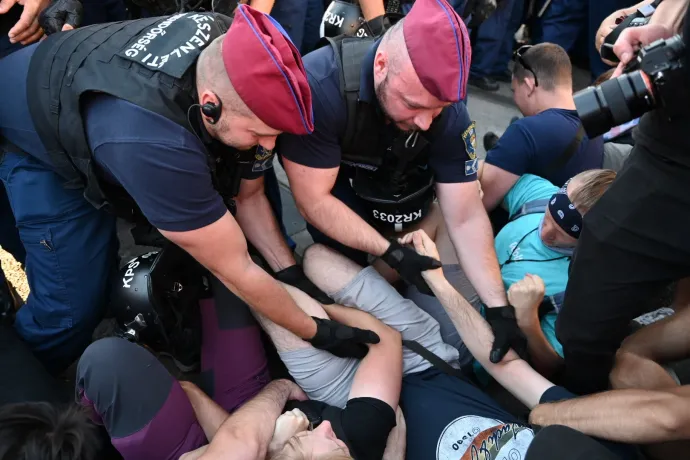 Elektromos sokkolót is használtak a rendőrök a Margit hídi tömegoszlatásnál