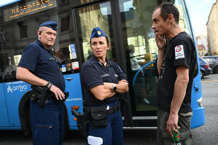 A párt vezetője egyezkedik a rendőrökkel egy újabb sáv megnyitásáról – Fotó: Melegh Noémi Napsugár / Telex
