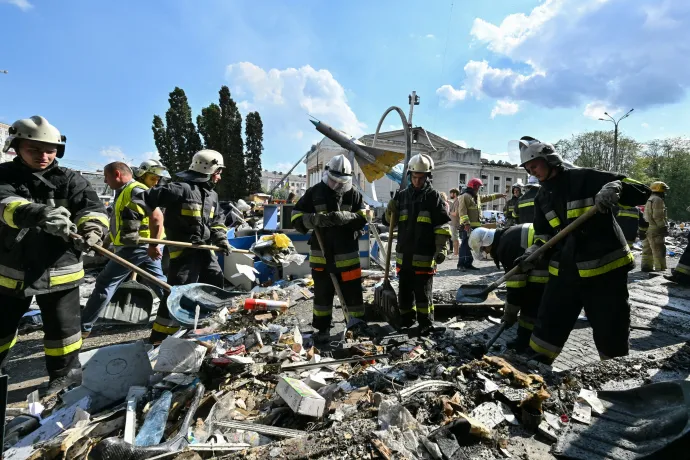Tűzoltók a vinnicjai légicsapás helyszínén 2022. július 14-én – Fotó: Sergei Supinsky / AFP 