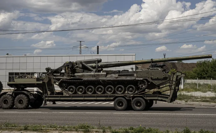 Ukrán nehézlöveg halad a front felé Fotó: Metin Aktas / 2022 Anadolu Agency via AFP